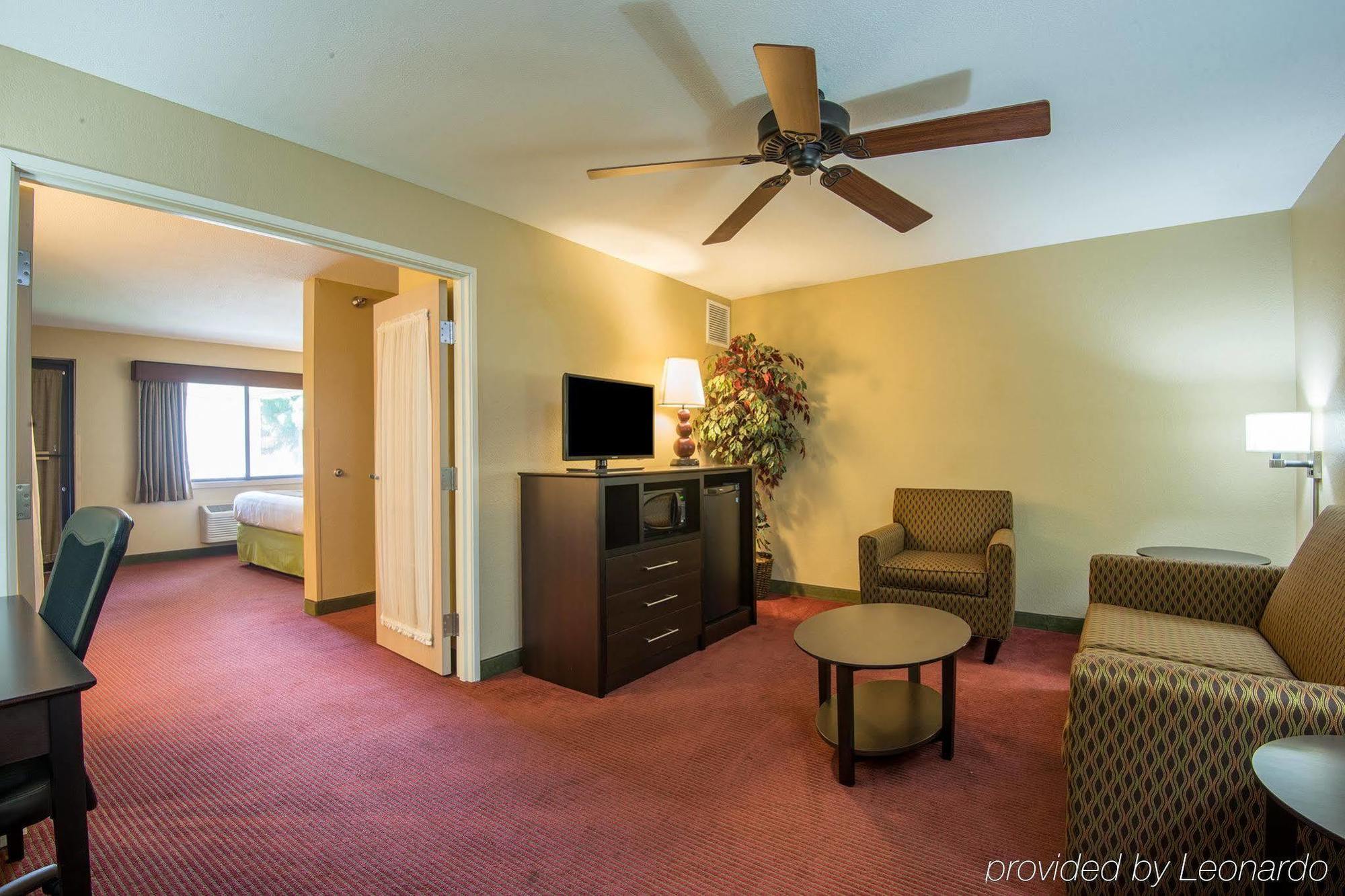 AmericInn by Wyndham Okoboji Exteriér fotografie