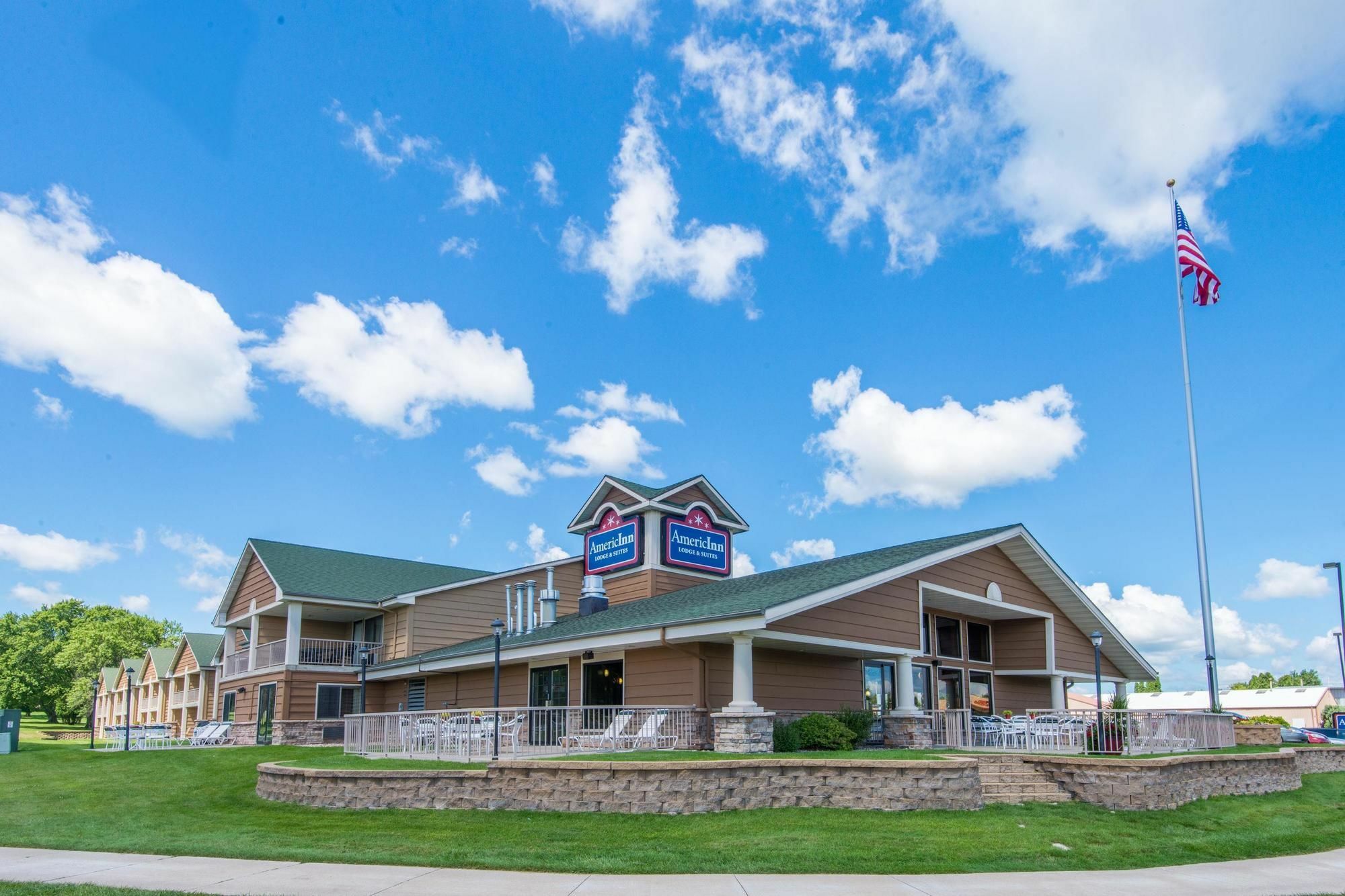 AmericInn by Wyndham Okoboji Exteriér fotografie